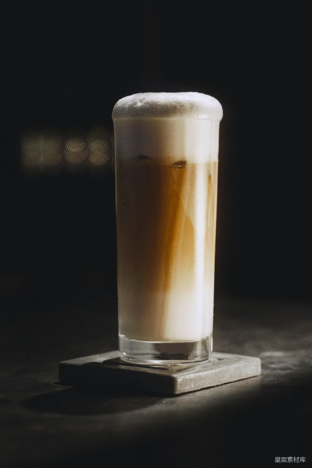 高清摄影 高大的冰咖啡玻璃杯，上面有一层奶泡。