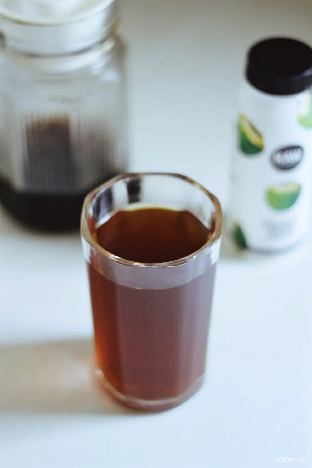 高清摄影  清一色棕色液体的高脚杯