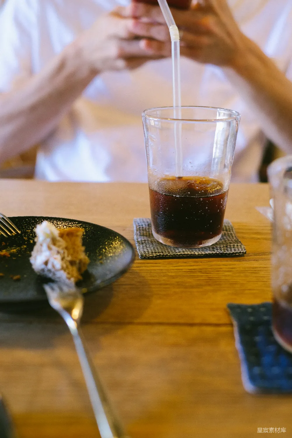 高清摄影  一个坐在桌子旁的人，旁边放着一盘食物。