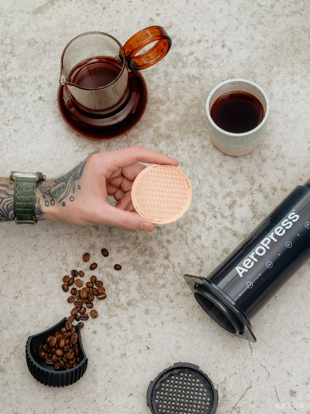 高清摄影  Aeropress 咖啡机，研磨好的咖啡豆和煮好的咖啡