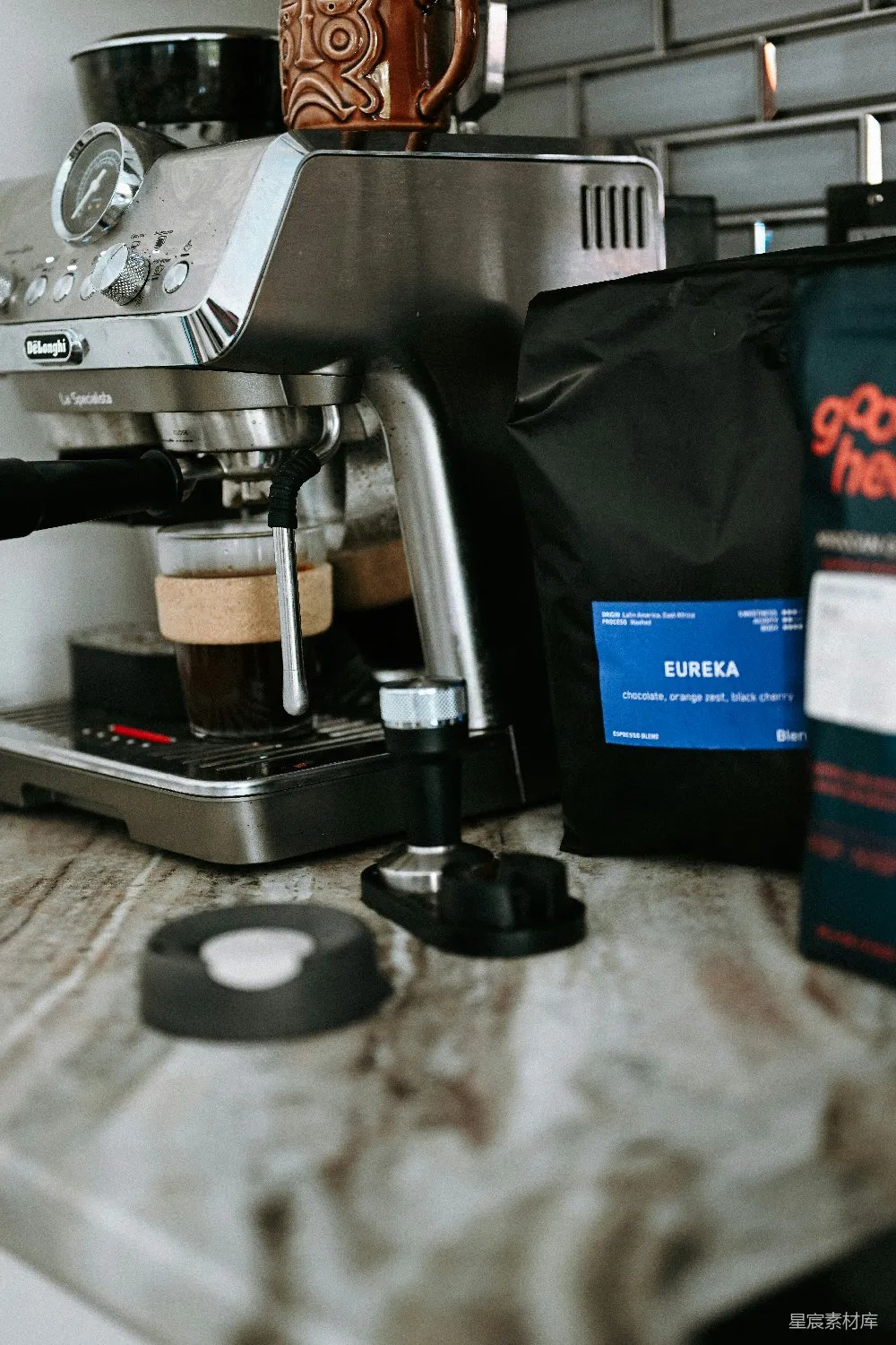 高清摄影  意式咖啡机 brewing 咖啡 紧挨着 咖啡豆。