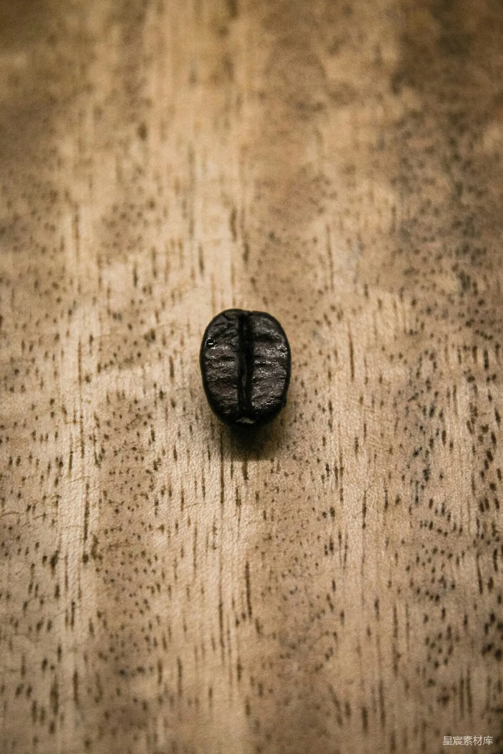 高清摄影  木头表面上的一个黑键