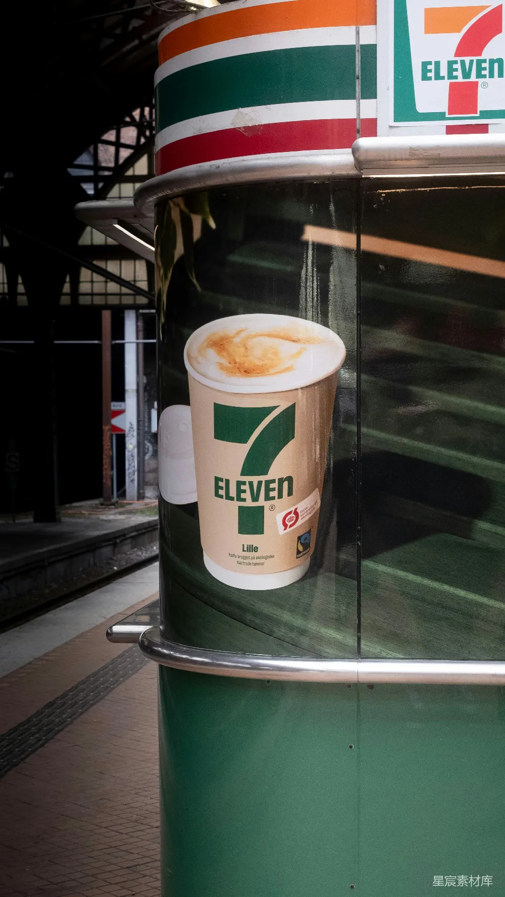 高清摄影  七 Eleven 商店内车站的一则咖啡杯广告。