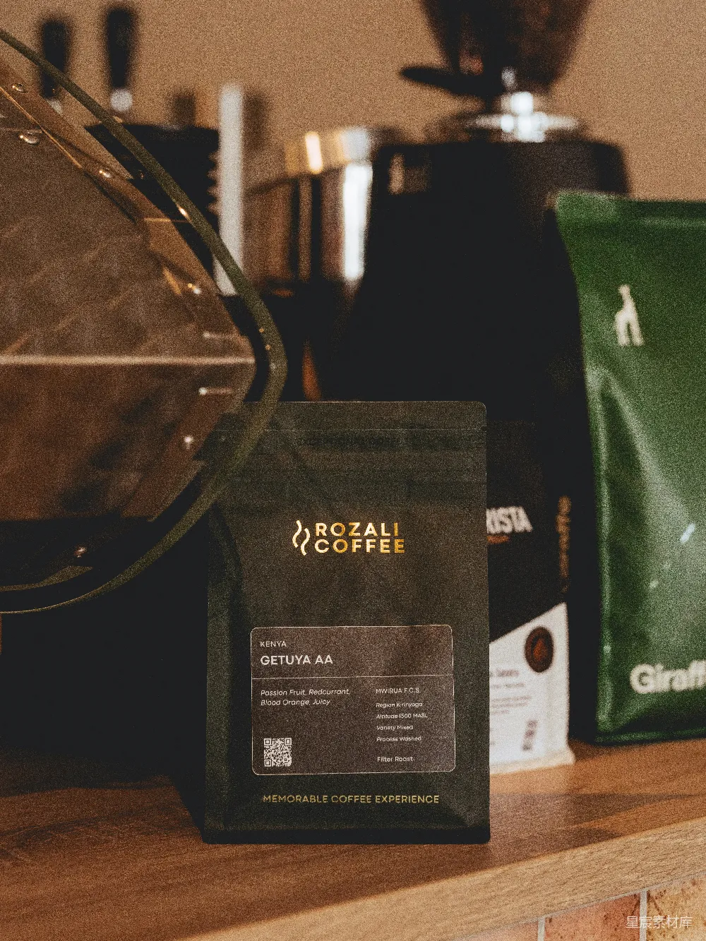 高清摄影  一袋罗莎尼咖啡豆的背景是咖啡豆。