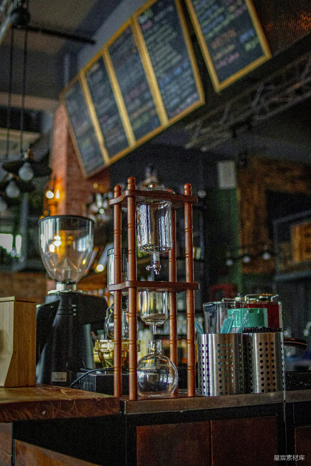 高清摄影 咖啡冷萃机和磨豆机在咖啡店。