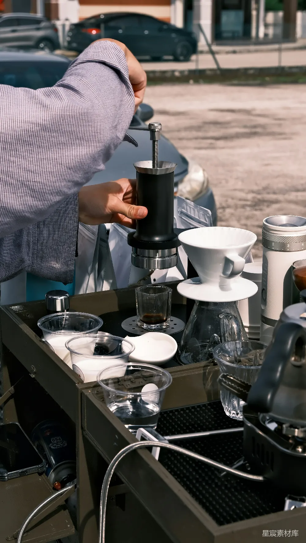 高清摄影 咖啡师正在使用便携式 espresso maker 准备咖啡。