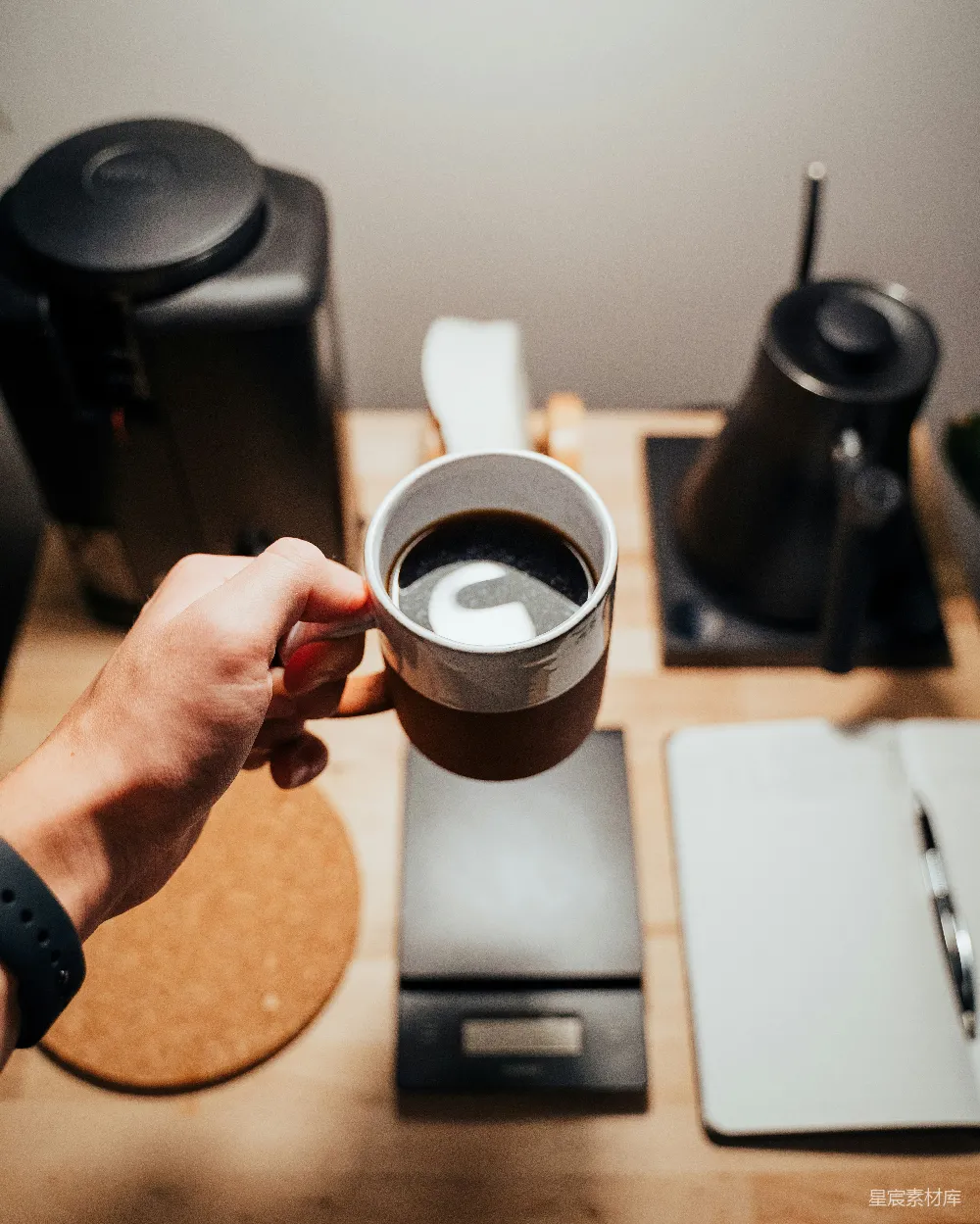 高清摄影 手持黑色陶瓷 mug 的人