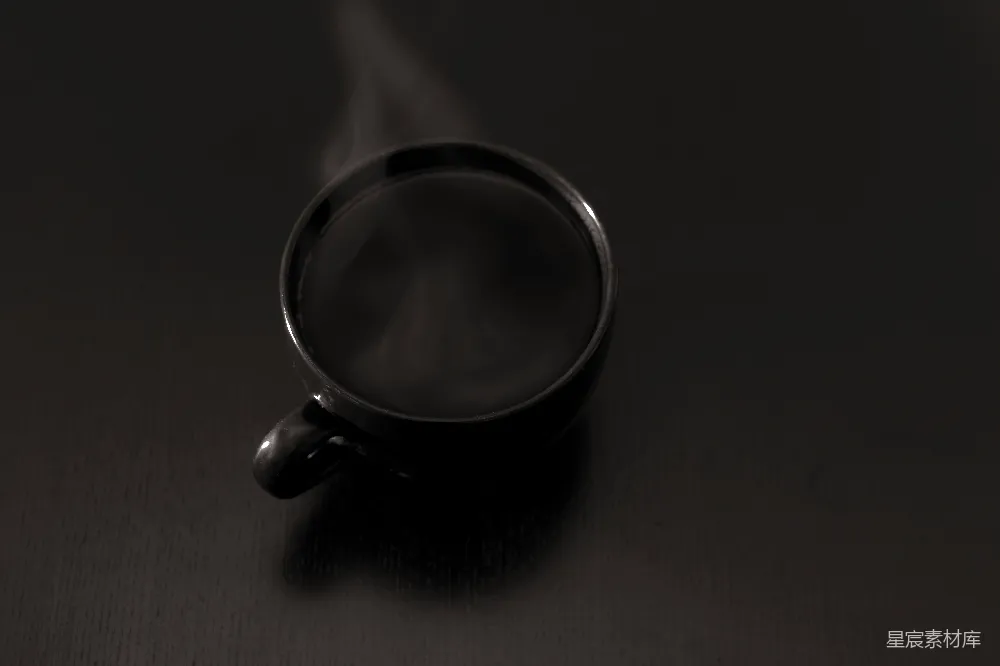 高清摄影  黑暗表面蒸腾着一杯咖啡。