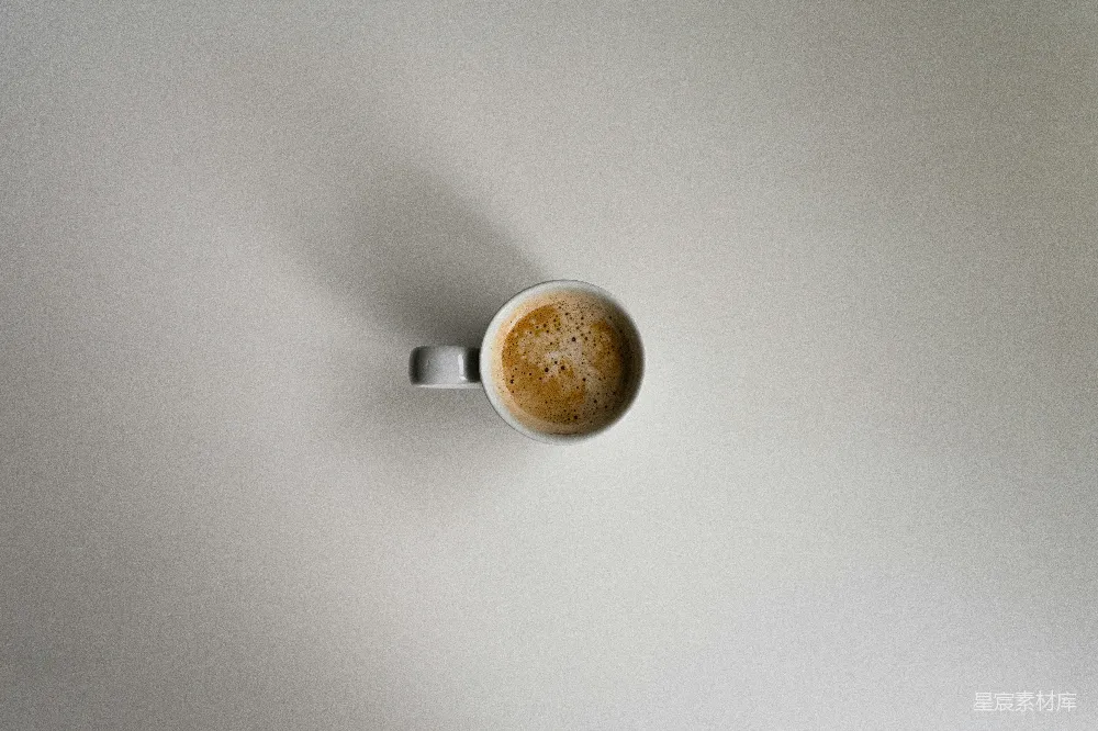 高清摄影  白瓷茶杯置于白桌之上
