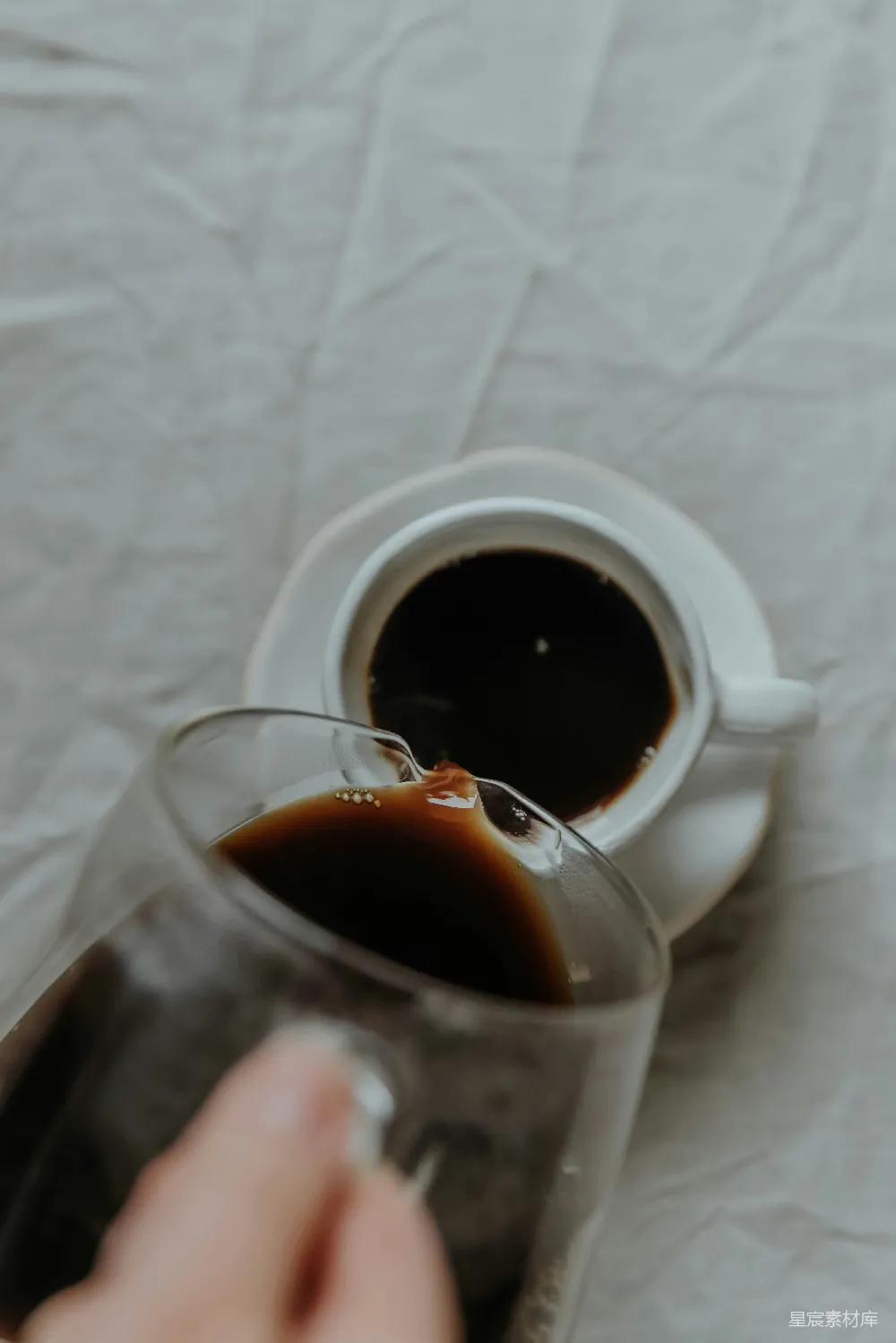 高清摄影 一手拿着一杯咖啡