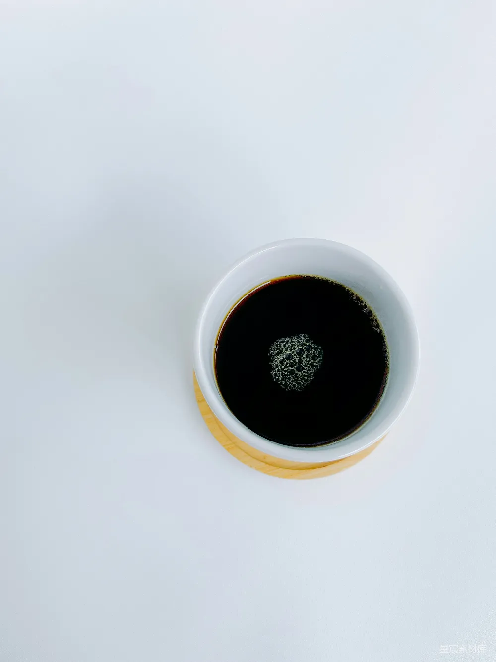 高清摄影  一杯咖啡放在白色表面上。