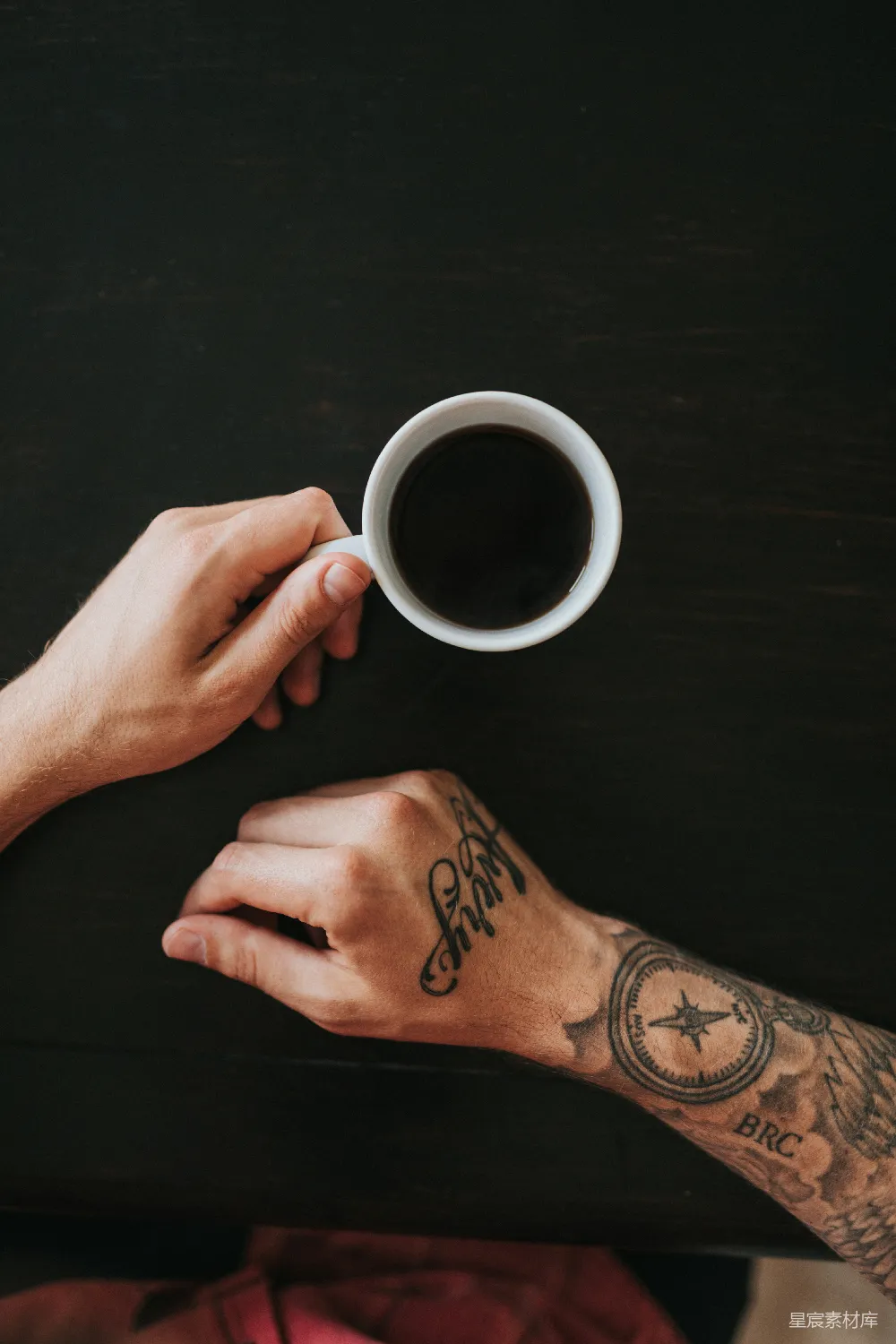 高清摄影  手持白色 mug 的人