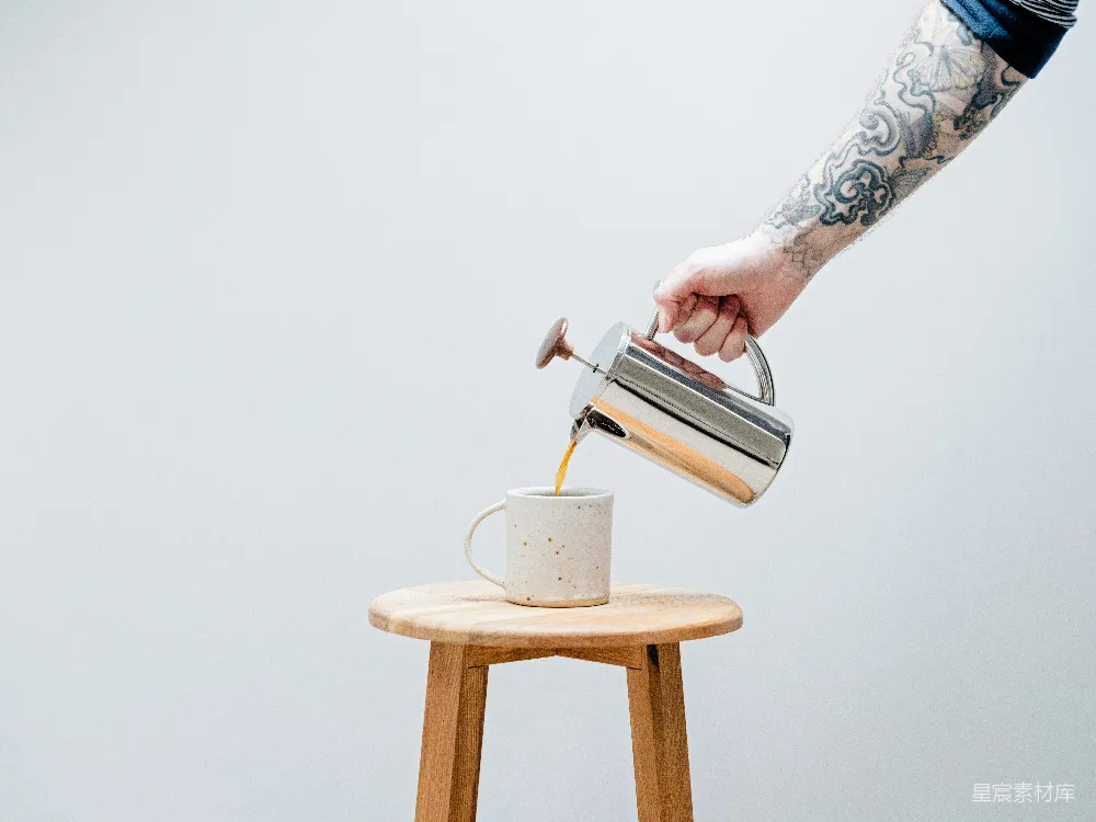 高清摄影  手 Pour 一杯咖啡