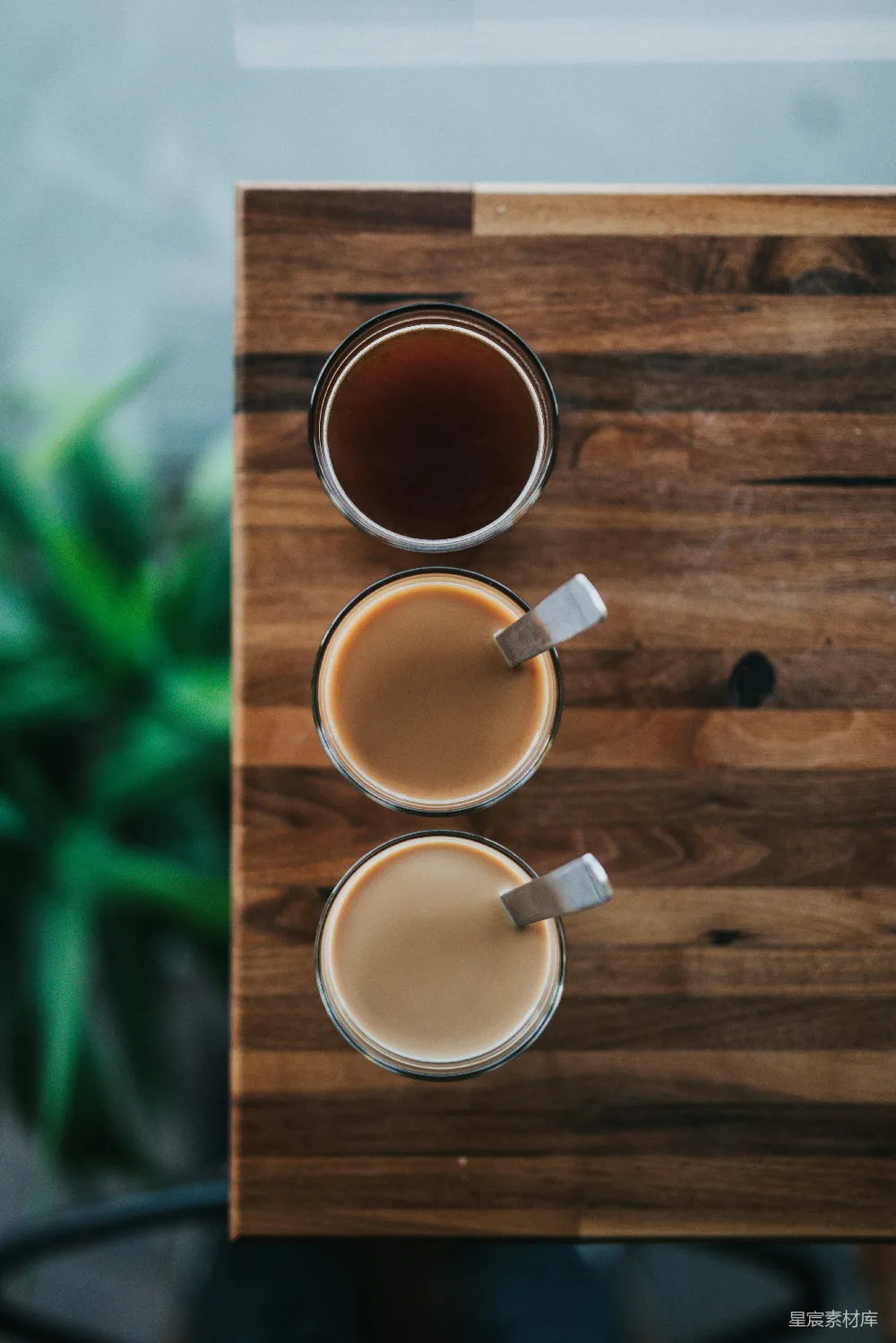 高清摄影  棕色木板上放着三个装满的酒杯