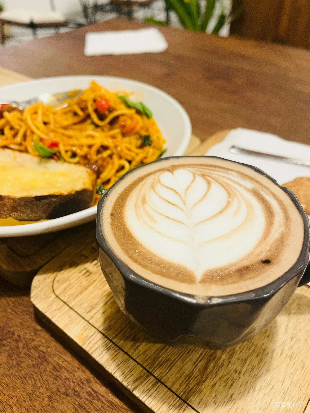 高清摄影 一张木头桌子上放着一盘食物和一杯咖啡。