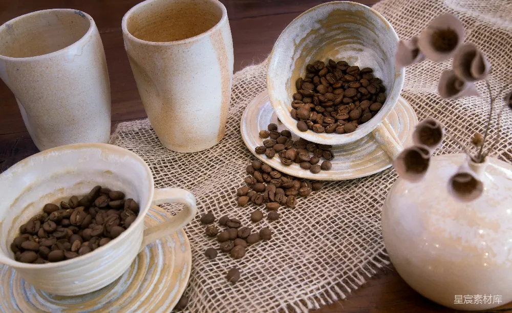 高清摄影 咖啡豆洒在白色陶瓷花瓶附近的小茶几托盘和桌布上