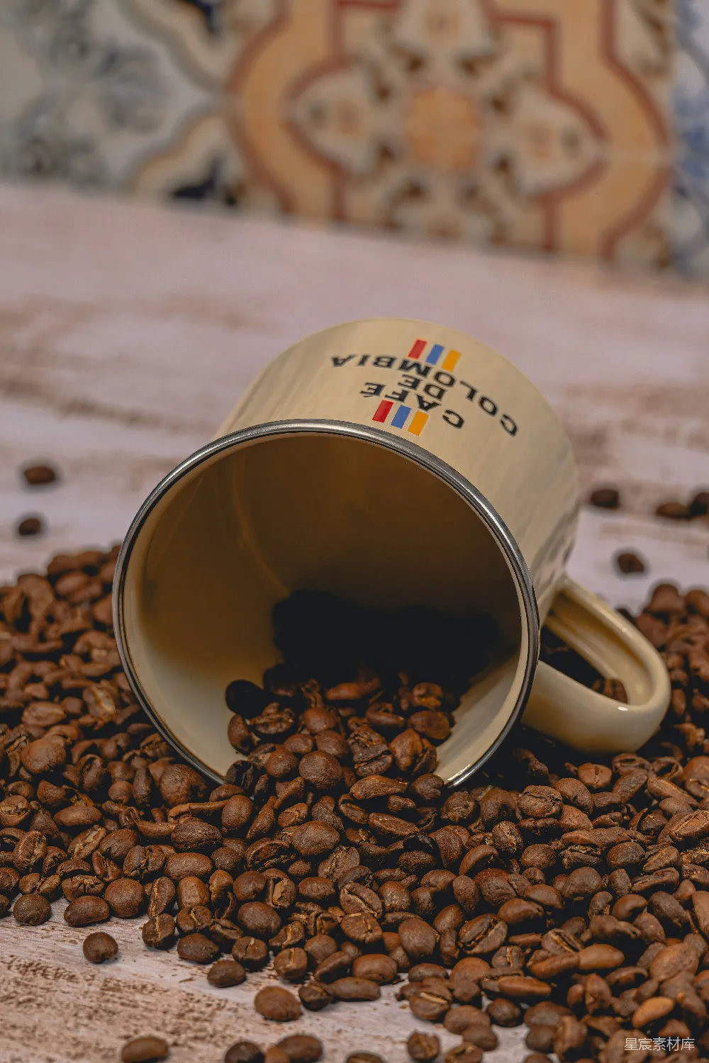 高清摄影  一 mug 咖啡豆洒在木质表面上。