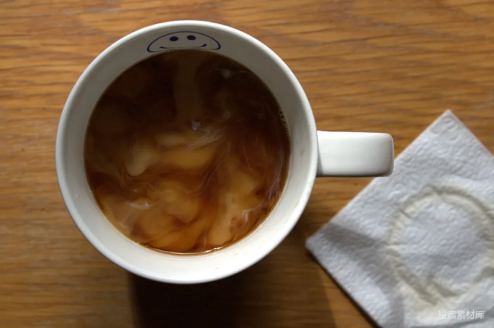 高清摄影  桌上的一个杯子和一张餐巾纸。