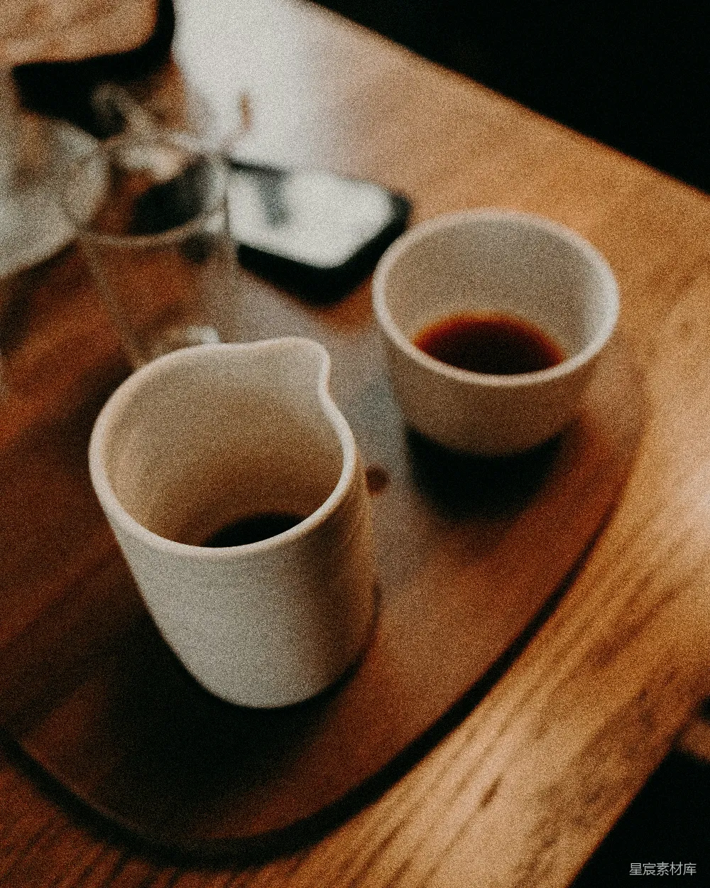 高清摄影  白色陶瓷茶杯放在棕色木桌上