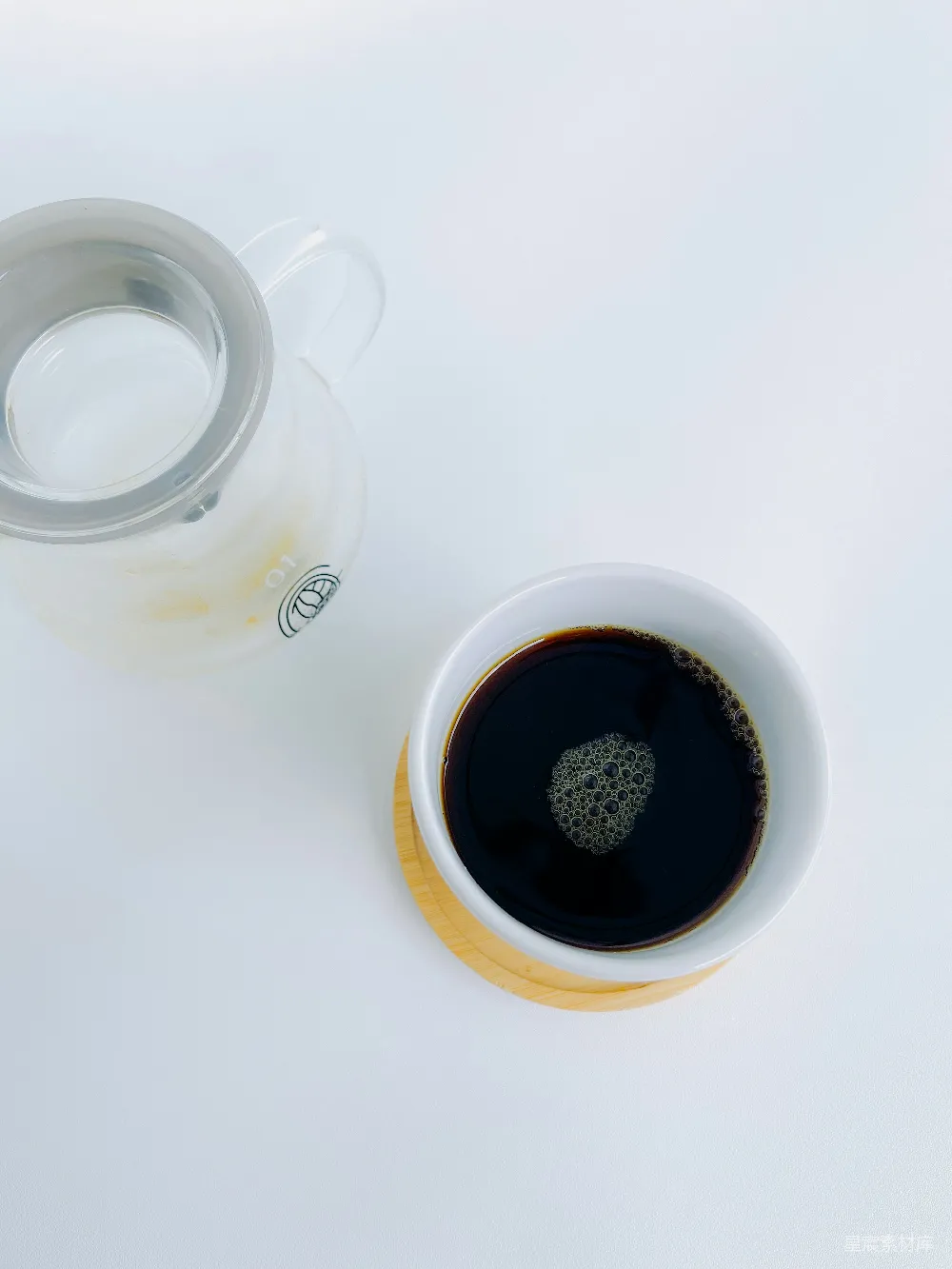 高清摄影  咖啡杯旁边有一把咖啡壶。
