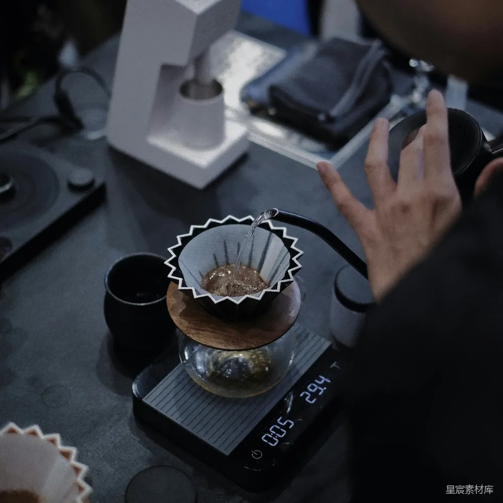 高清摄影 咖啡师正在使用带虹吸嘴的水壶制作滴滤咖啡。