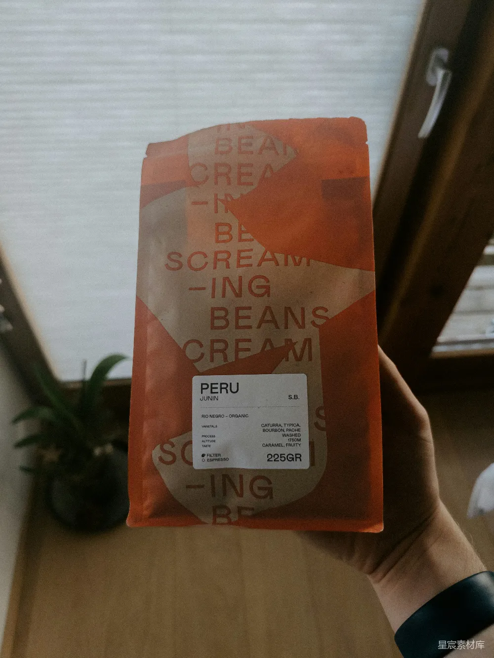 高清摄影  手持一袋冰淇淋的人