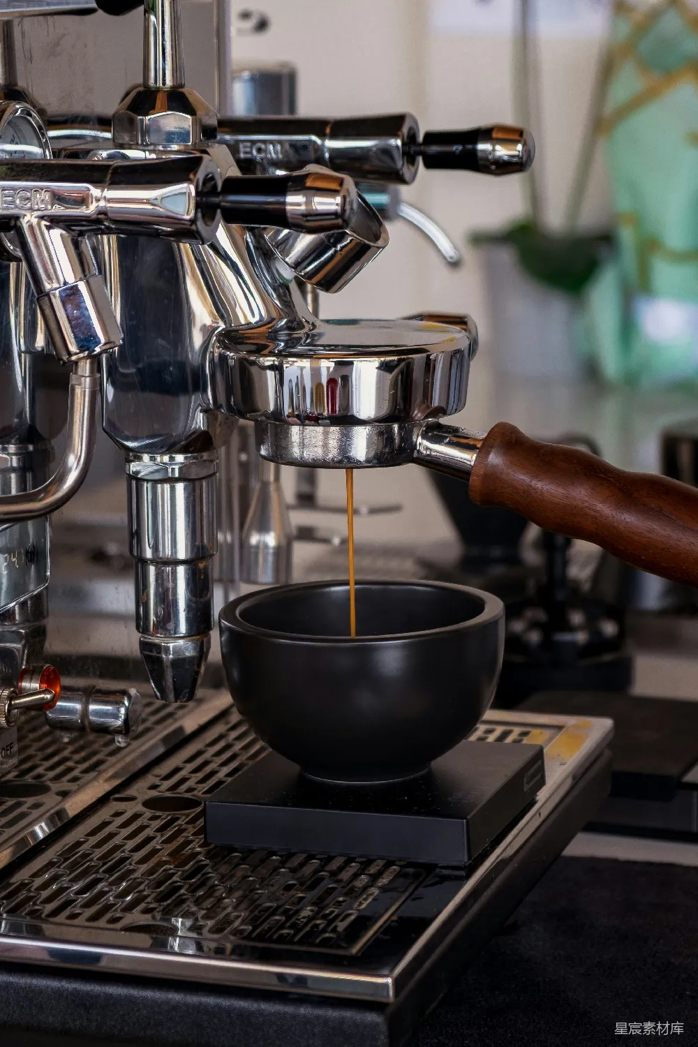 高清摄影  浓缩咖啡被 brewed 到一个小黑杯中