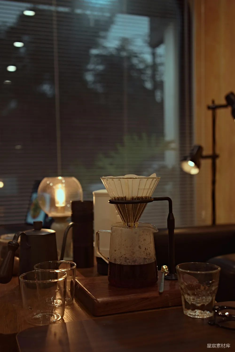 高清摄影 在窗户旁的木桌上进行 pour-over 咖啡的冲泡。