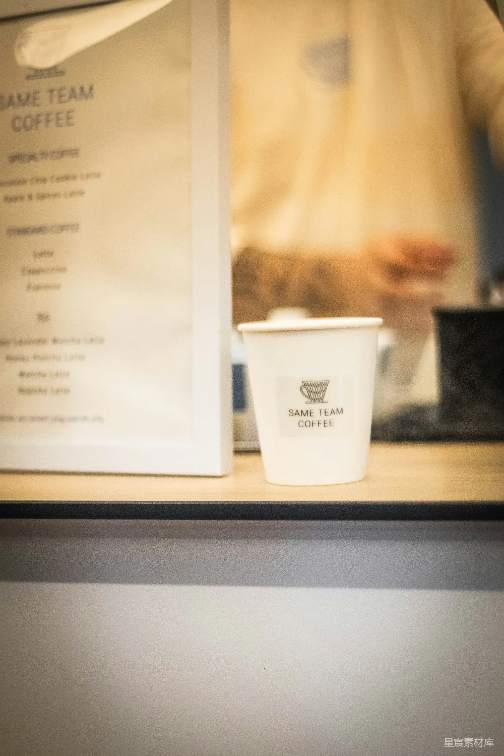 高清摄影  菜单旁边放着带有标志的咖啡杯。