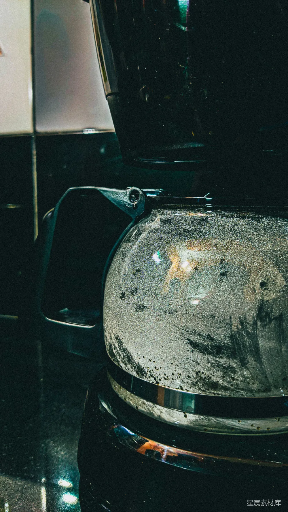 高清摄影  一个装有液体的玻璃碗