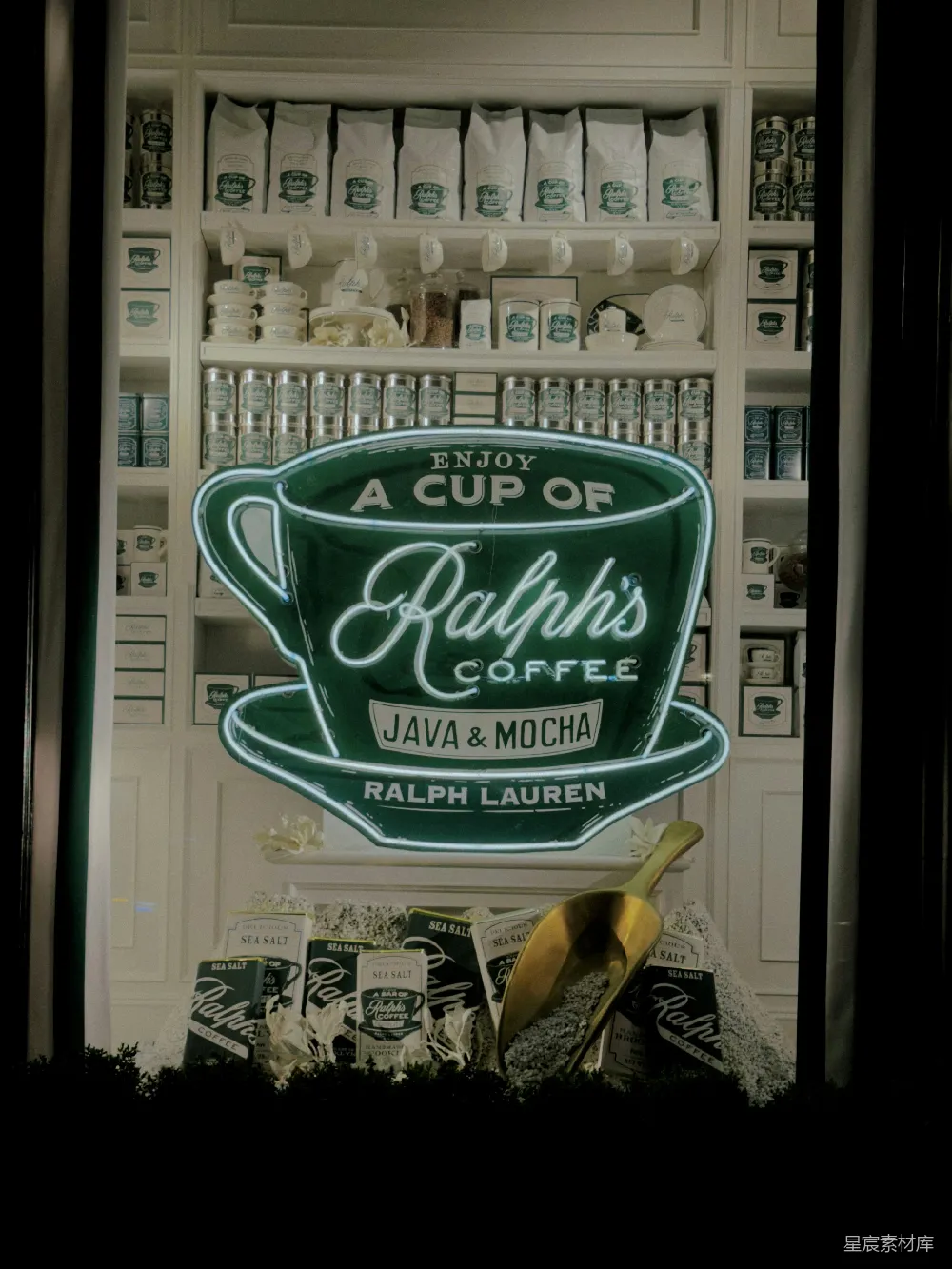 高清摄影  Ralph咖啡霓虹灯标在商店橱窗中