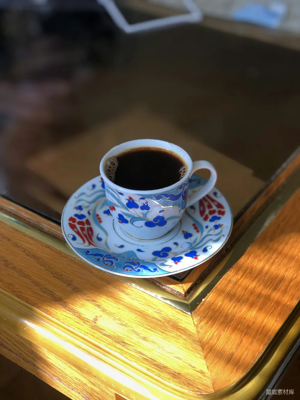 高清摄影  木质桌子上面放着一杯咖啡