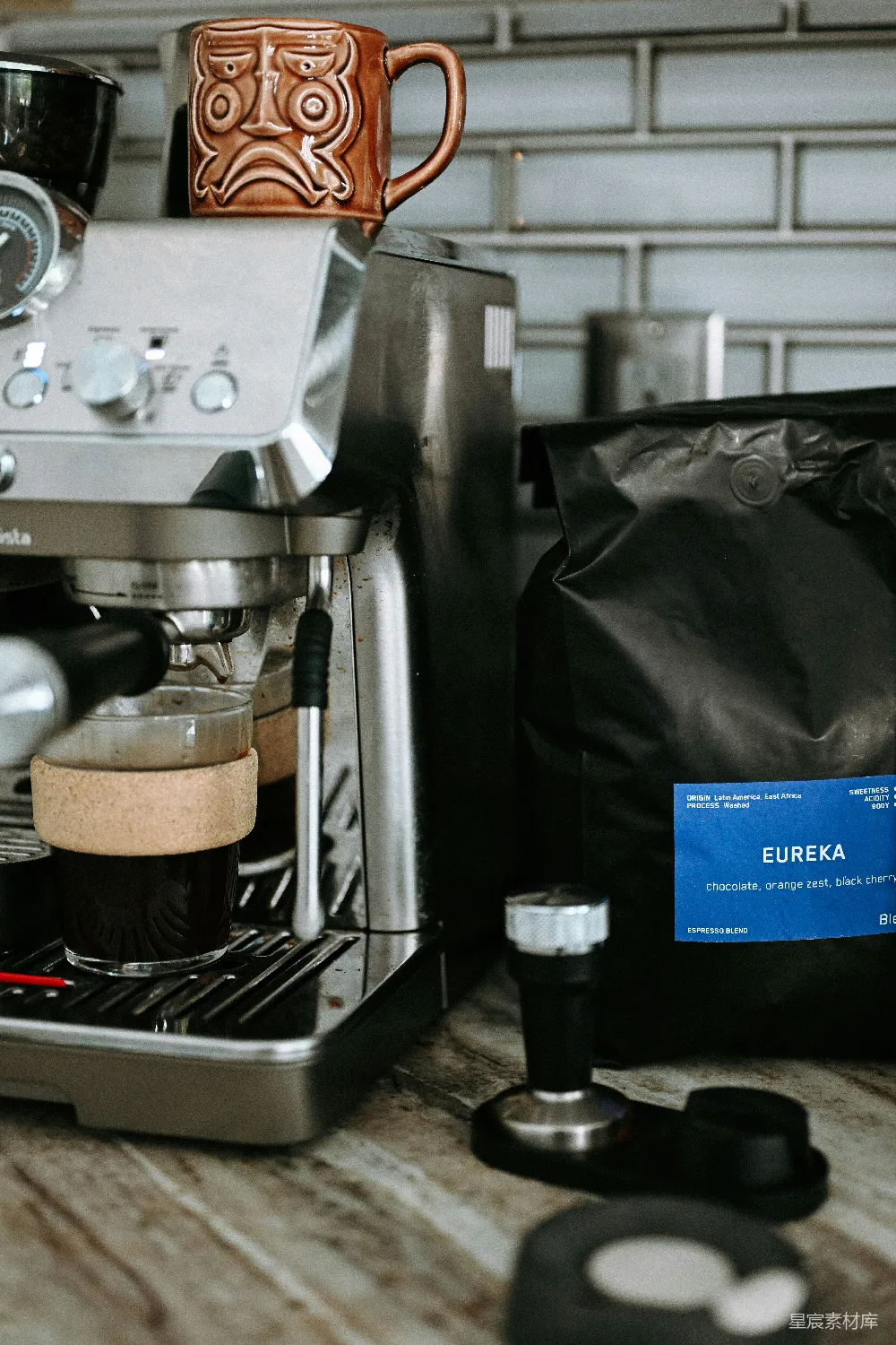 高清摄影  带有咖啡豆和捣棒的 Espresso 机