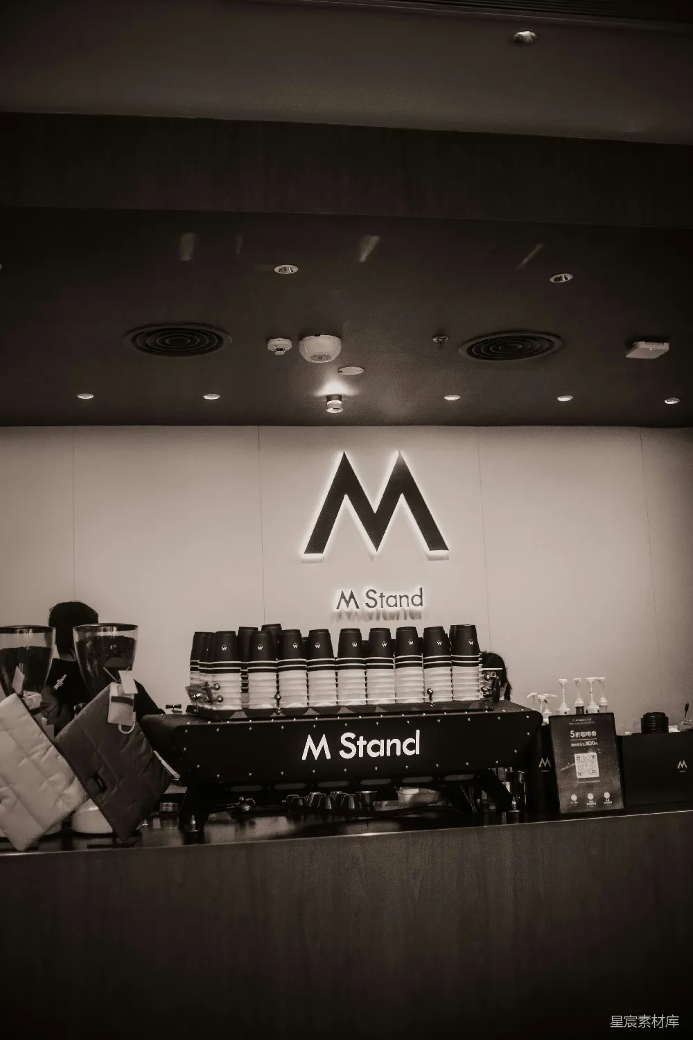 高清摄影 带有摞放咖啡杯的 Espresso 机放在吧台上