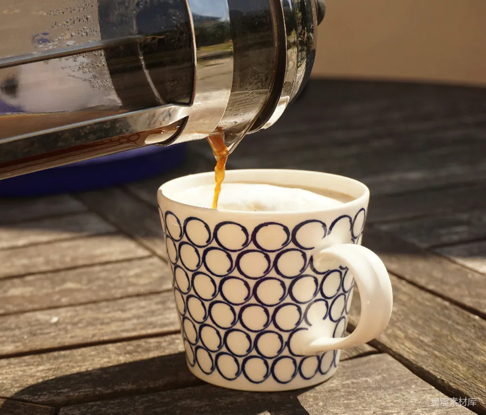 高清摄影  棕色木桌上的白色和黑色陶瓷 mug