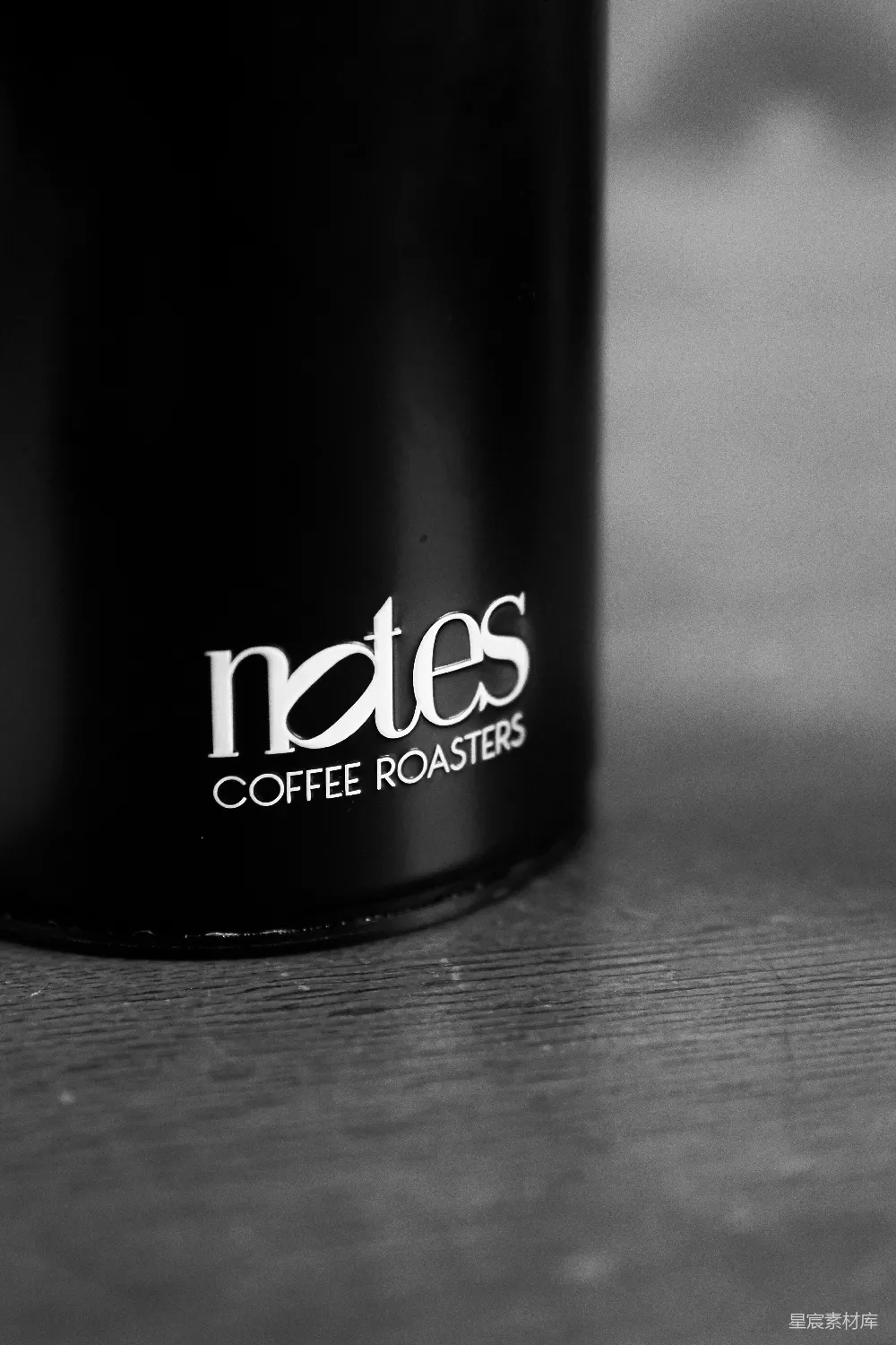 高清摄影 一个带有“notes咖啡烘焙店”logo的黑色容器。