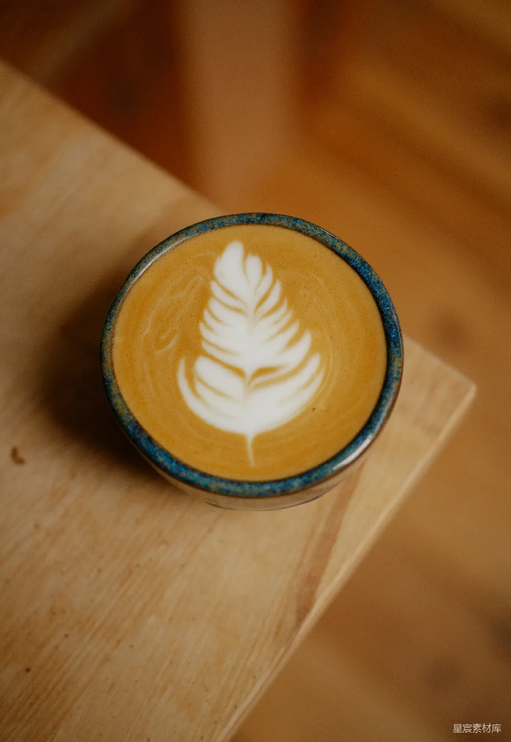 高清摄影  陶瓷杯中在木质表面上的拉花 Latte Art