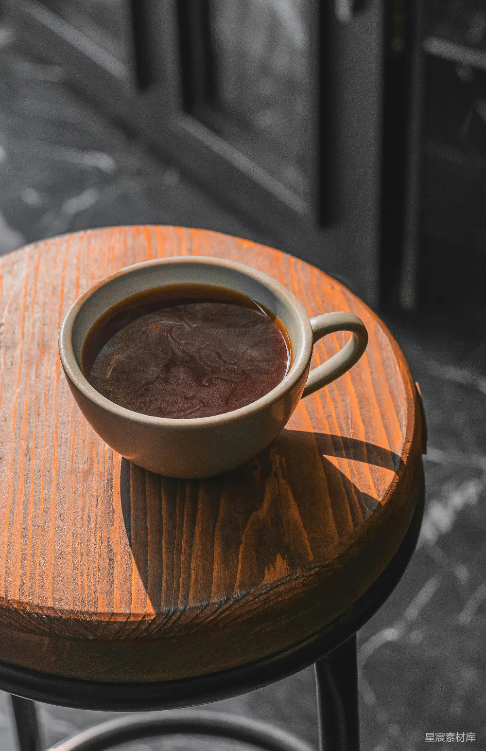 高清摄影 桌上放着一个木制桌子上的咖啡杯
