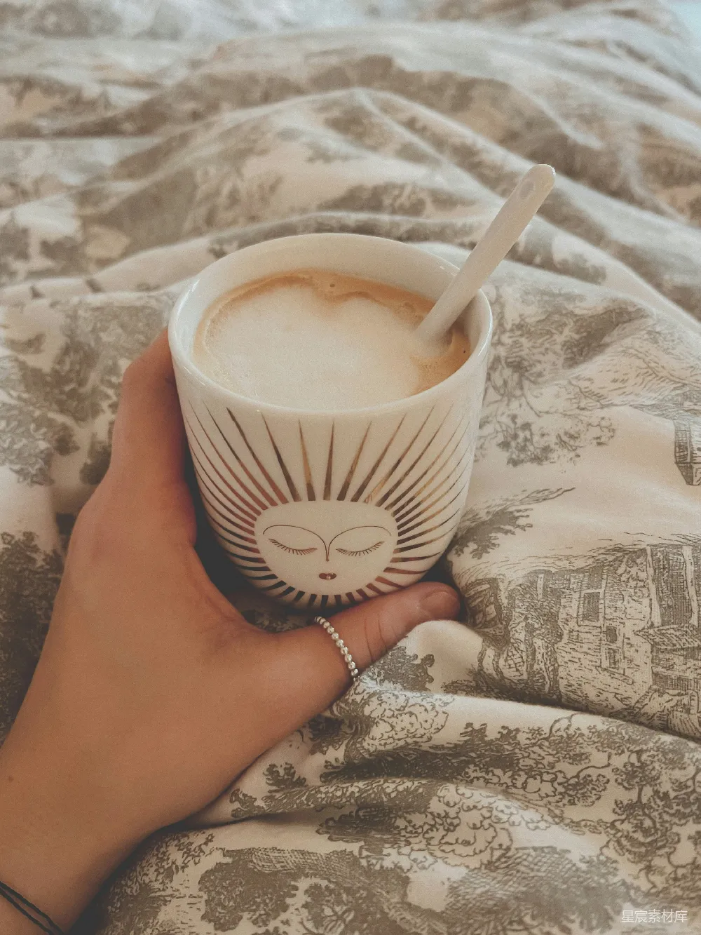 高清摄影 一个手持咖啡杯的人坐在床上