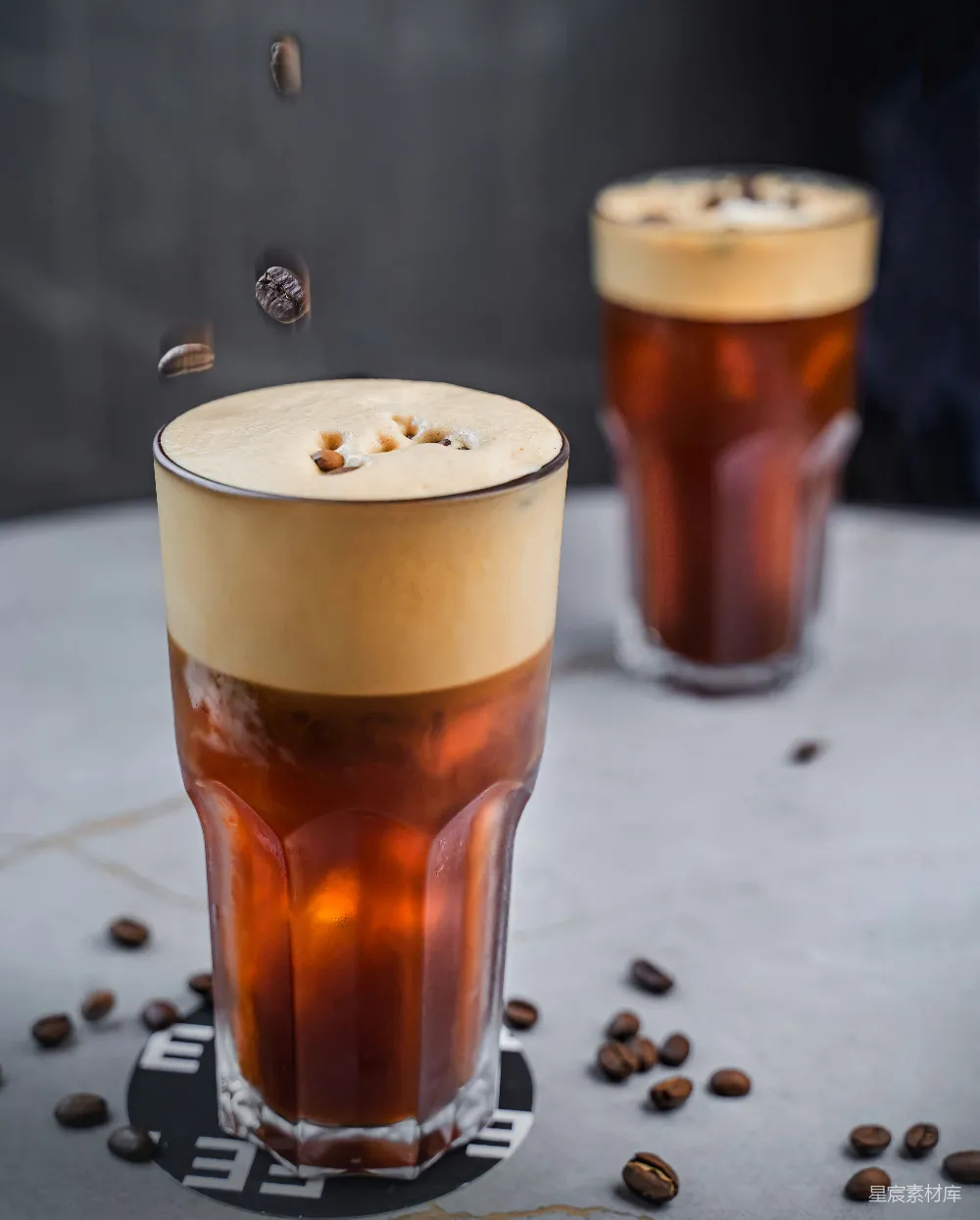 高清摄影  几杯里有液体的玻璃杯