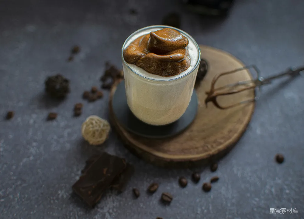 高清摄影 一杯配有丰富打发奶泡的咖啡。