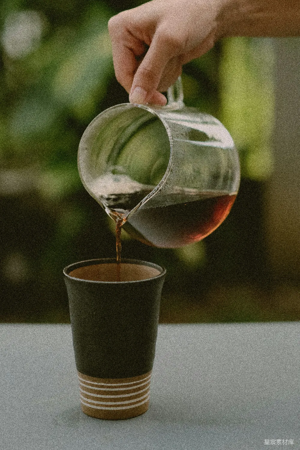 高清摄影  一个人把茶倒入杯中