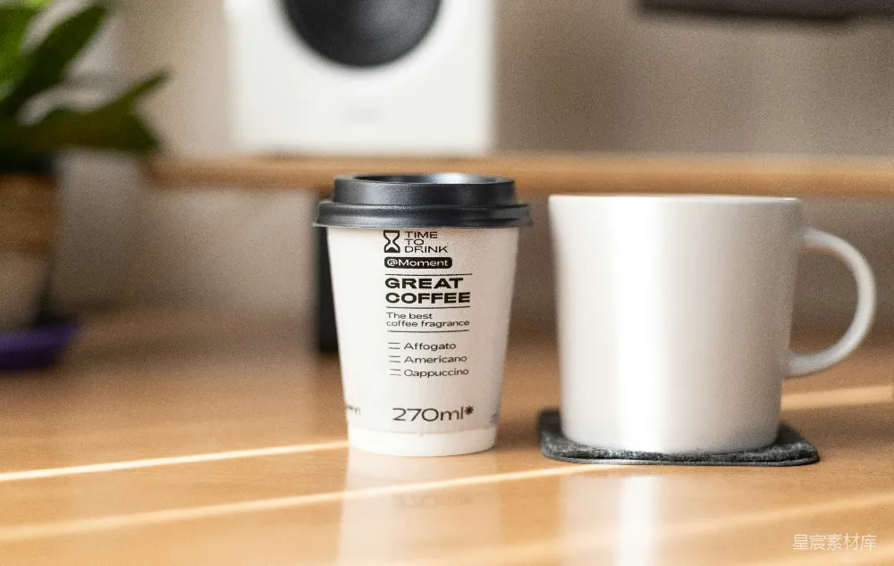 高清摄影  杯中的咖啡旁边放着一个咖啡杯