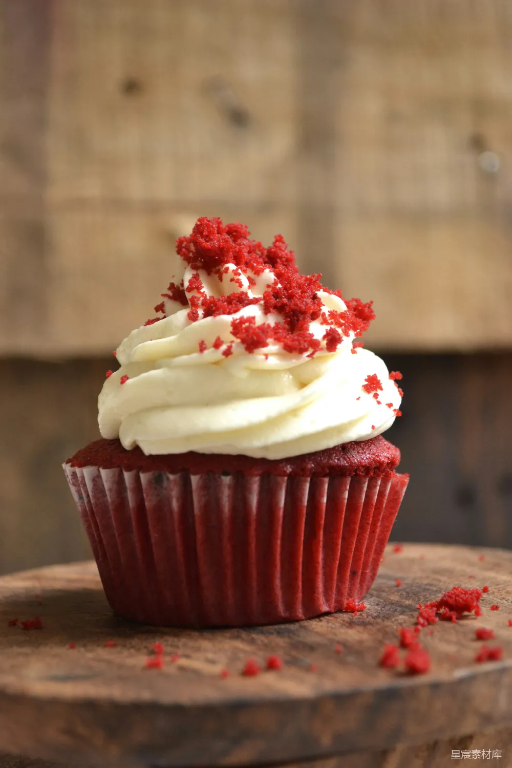高清摄影  白色和红色的 cupcakes，顶部覆盖着白色奶油 frosting。