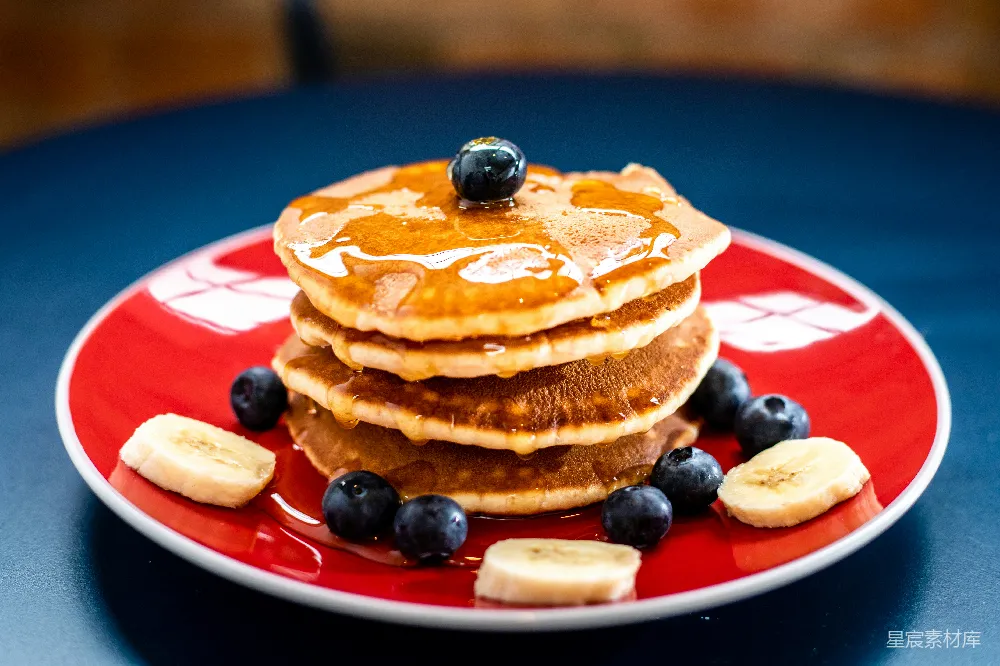 高清摄影 蓝莓烤 Pancake，搭配一块香蕉片