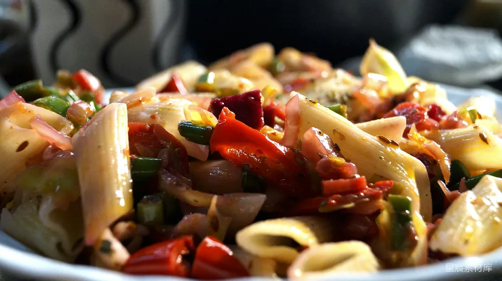 高清摄影  煮 pasta 的食物摄影，配有埃赫布斯切片