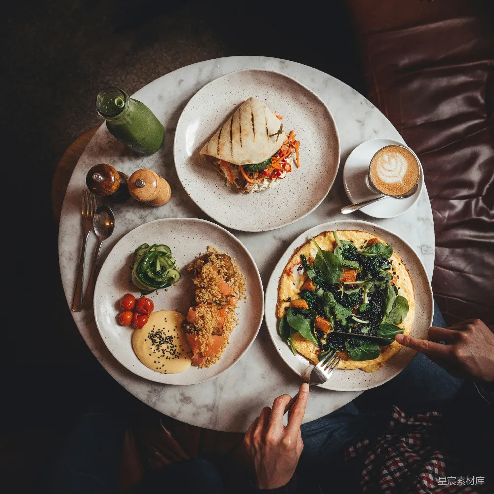 高清摄影  一张桌子上铺满了食物和饮料的盘子