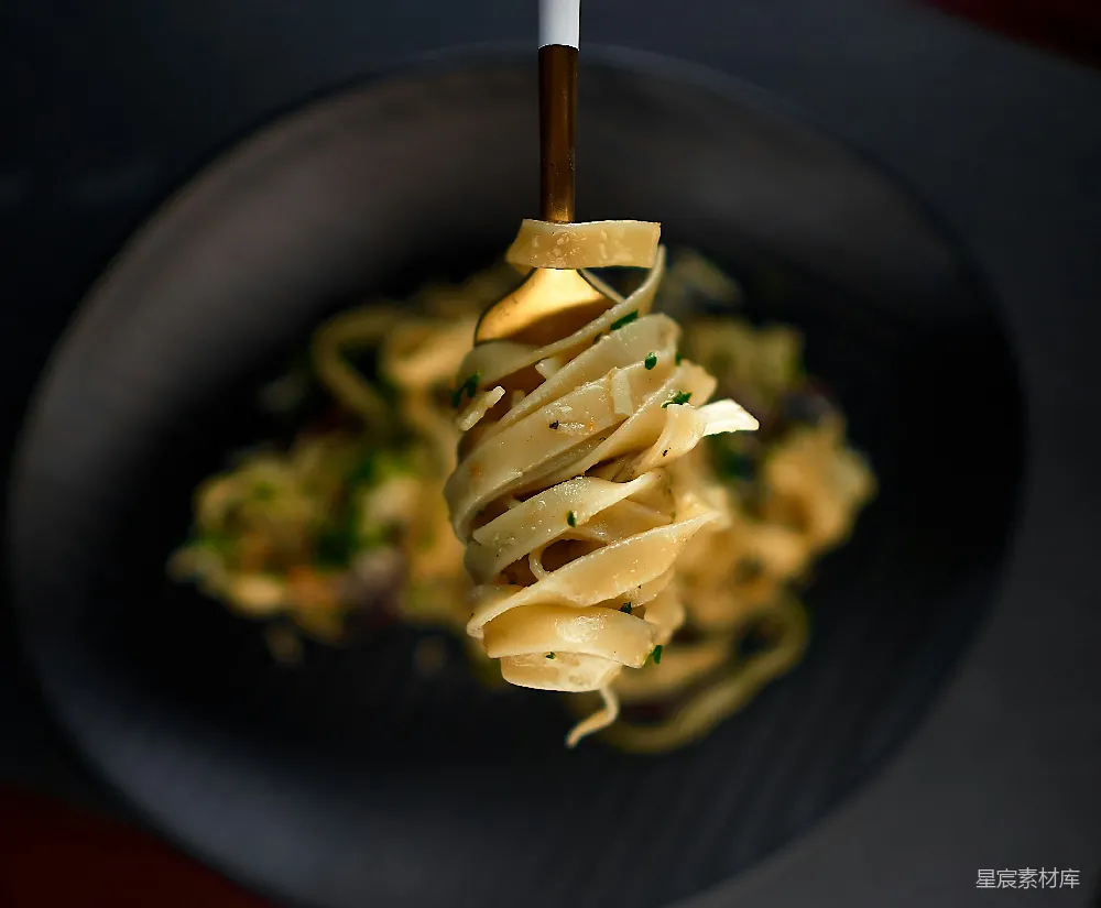 高清摄影 黑陶瓷盘中的意大利面 dish