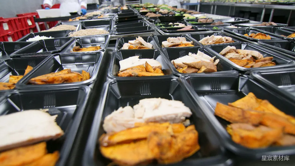 高清摄影  一堆装有各种食品的托盘