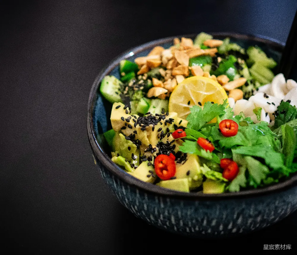高清摄影  灰色碗中的蔬菜沙拉